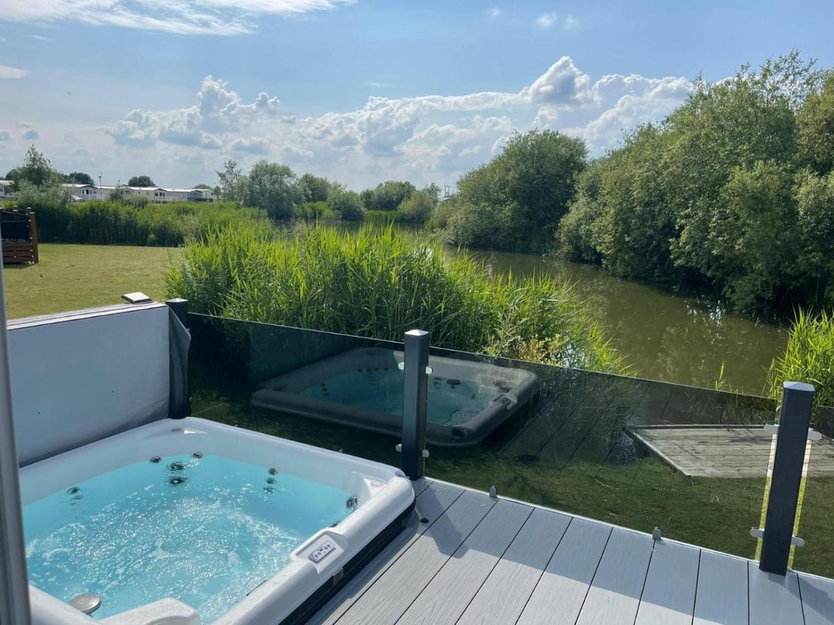 Indulgence Lakeside Lodge I3 With Hot Tub, Private Fishing Peg Situated At Tattershall Lakes Country Park Ngoại thất bức ảnh