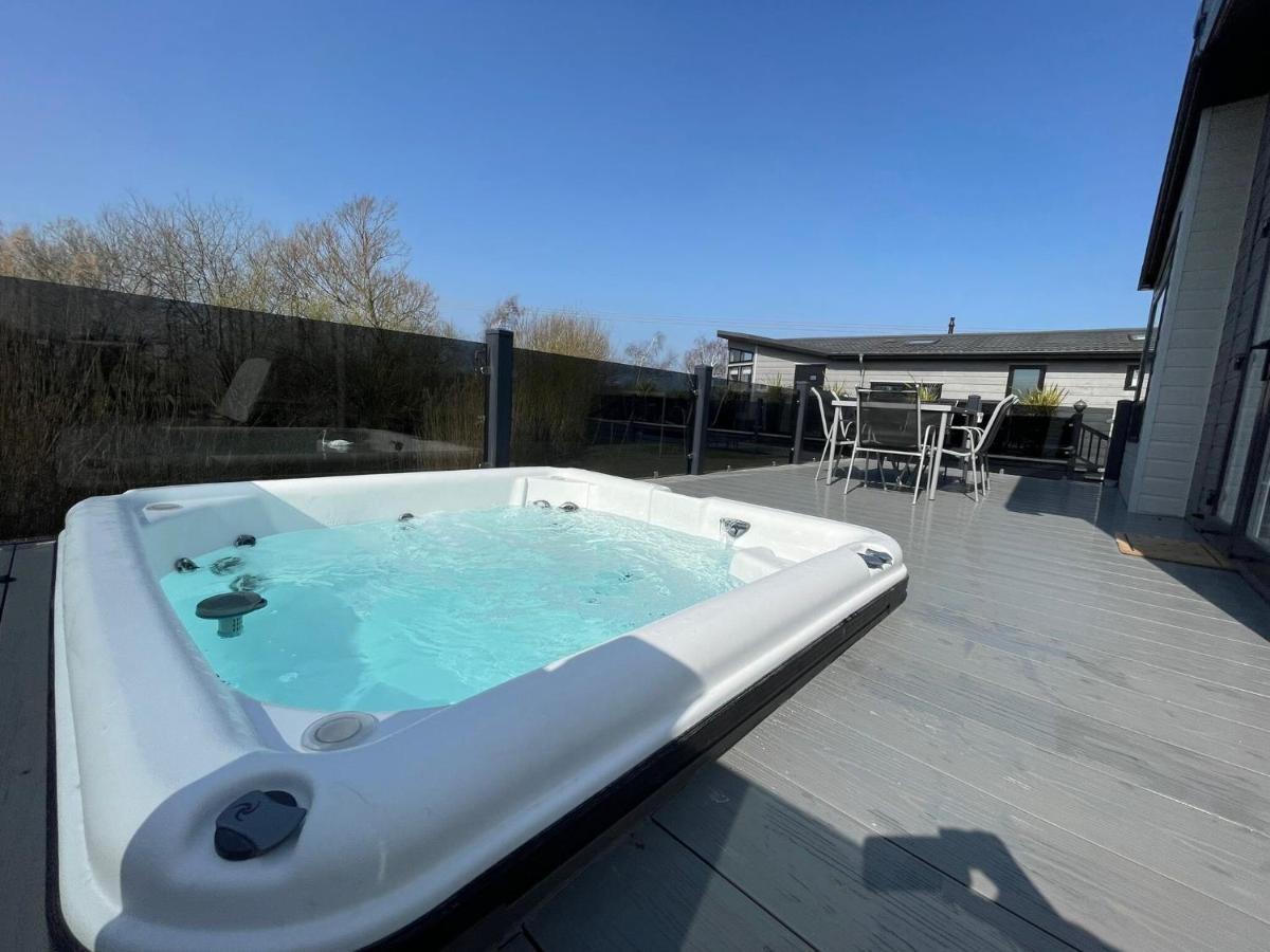 Indulgence Lakeside Lodge I3 With Hot Tub, Private Fishing Peg Situated At Tattershall Lakes Country Park Ngoại thất bức ảnh