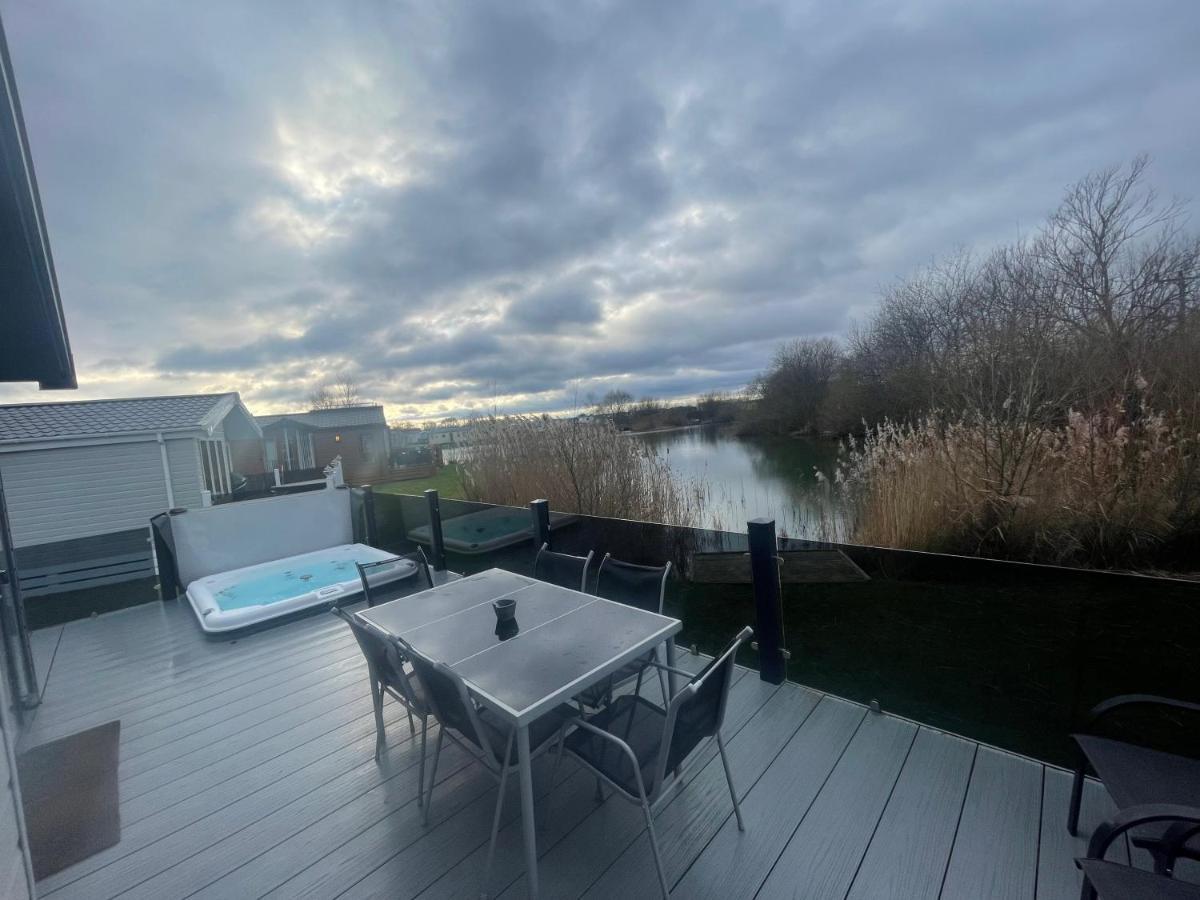 Indulgence Lakeside Lodge I3 With Hot Tub, Private Fishing Peg Situated At Tattershall Lakes Country Park Ngoại thất bức ảnh